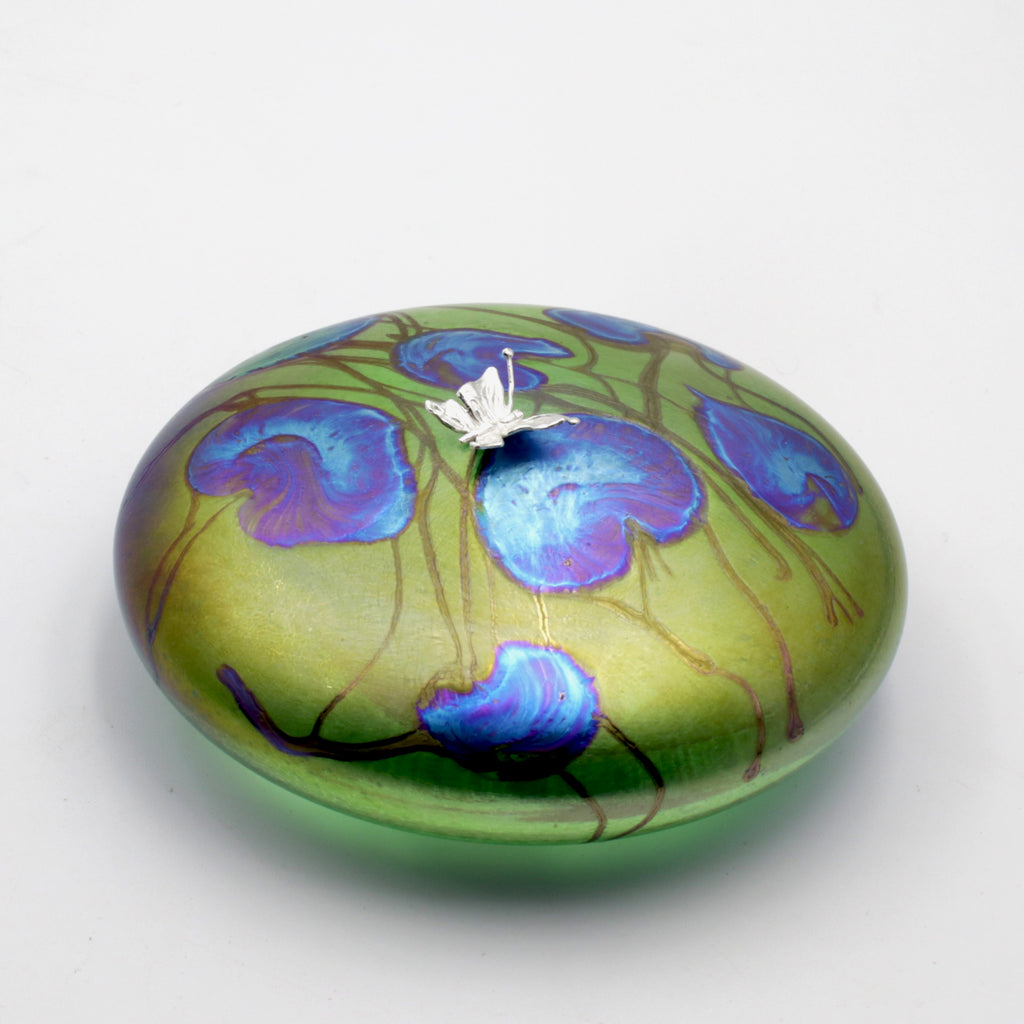 Butterfly on lily trail disc